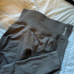 DYNAMI Seamless High-Waist Leggings in Espresso Brown